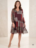 Wzorzysta bordowa sukienka trapezowa z dekoltem serek – lekki krój maskujący biodra 40331