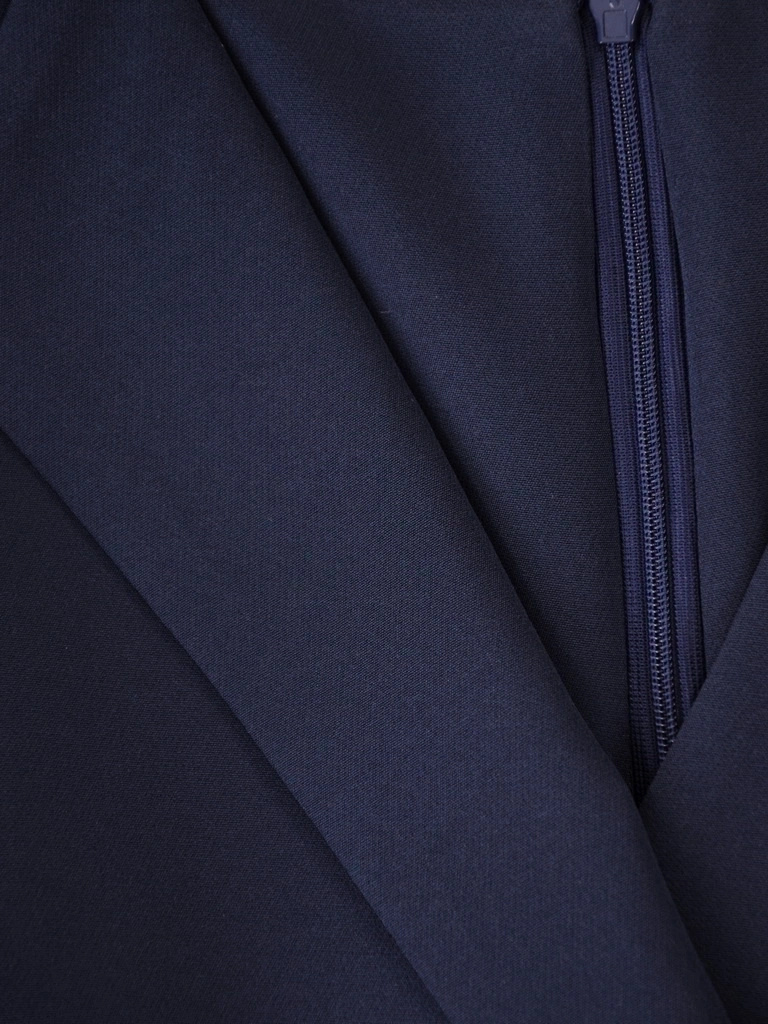 Elegancka granatowa sukienka rozkloszowana maxi w grochy – kobiecy fason z baskinką wysmuklający talię 38243