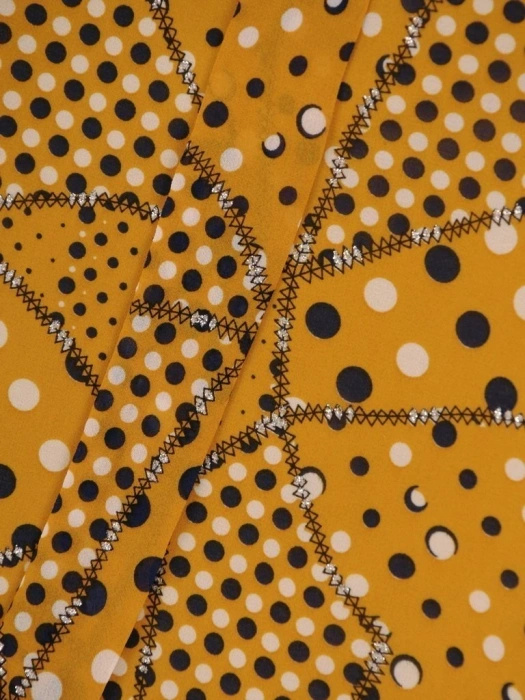 Zwiewna musztardowa sukienka w grochy – rozkloszowany fason z rozszerzanym rękawem i wiązaniem z tyłu 25324