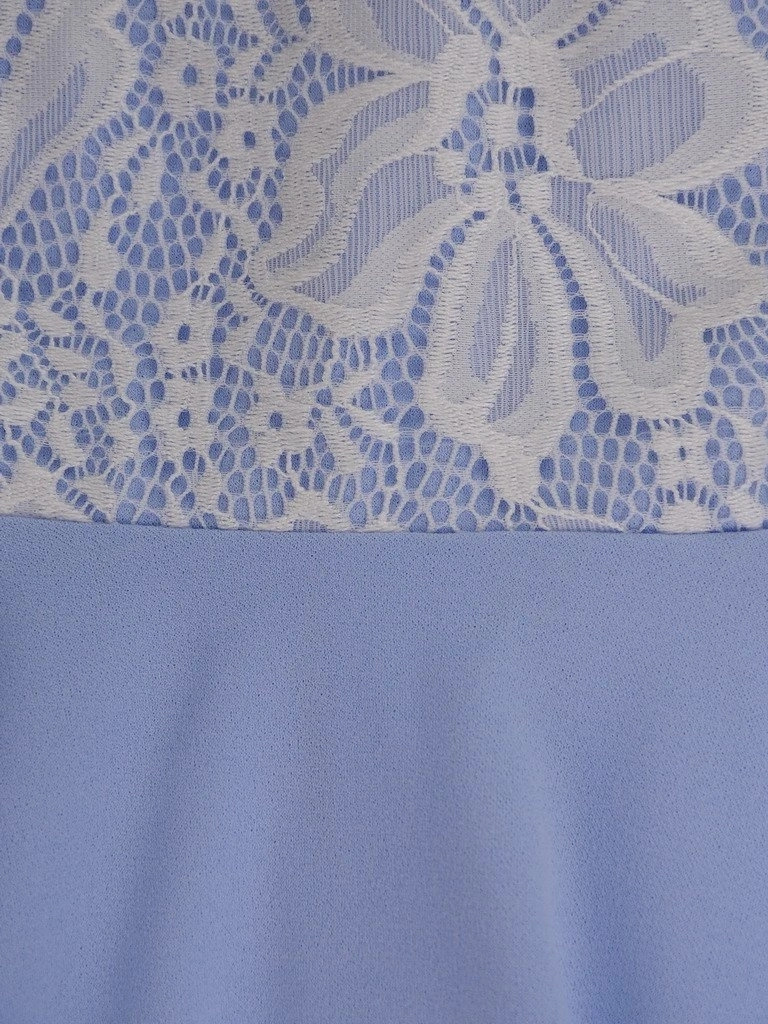 Błękitna sukienka rozkloszowana w kwiaty midi – kobiecy fason z wysmuklającym dekoltem w serek 17160
