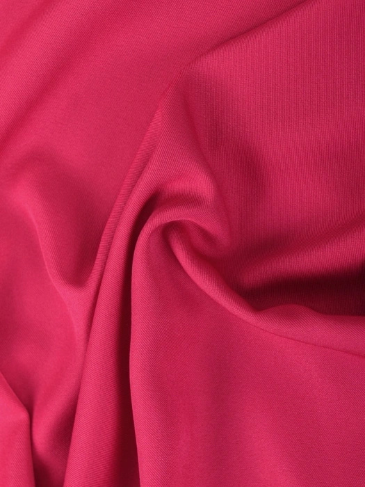 Elegancka bluzka wizytowa w odcieniu amarantu – prosty krój wysmuklający szyję na andrzejki i święta 40397