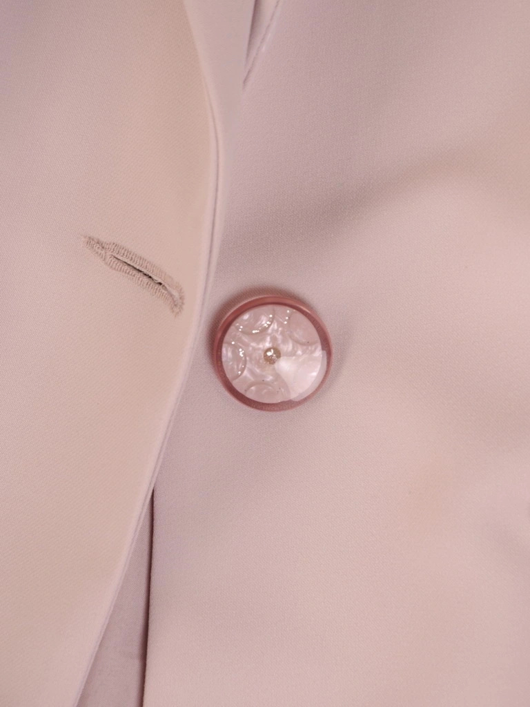 Elegancki żakiet damski do sukienki w odcieniu brudnego różu – taliowany krój z ozdobnym guzikiem 32689