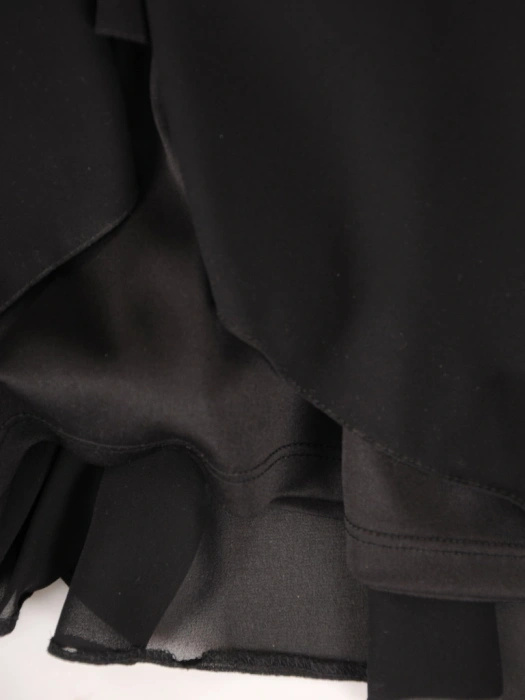 Elegancka czarno-bordowa sukienka wieczorowa maxi – rozkloszowany krój z efektowną narzutką 36483