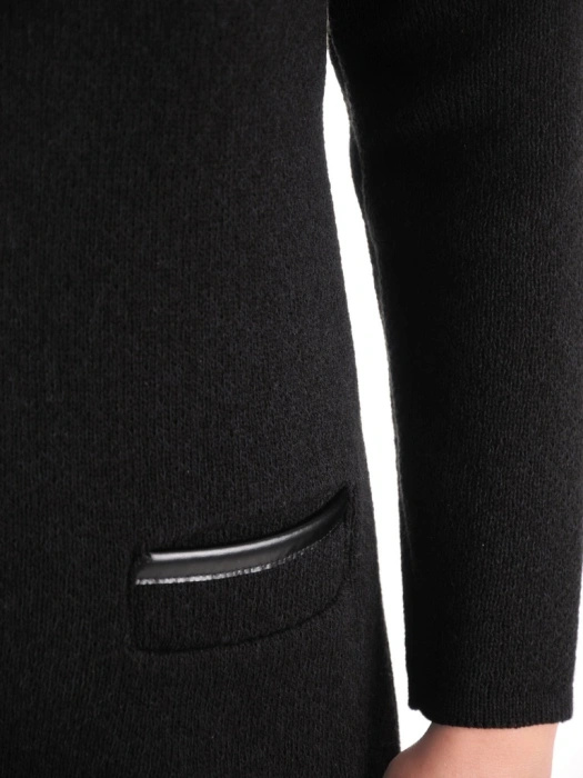 Elegancki sweter damski rozpinany czarny – modne wstawki z ekoskóry i prosty krój 38959