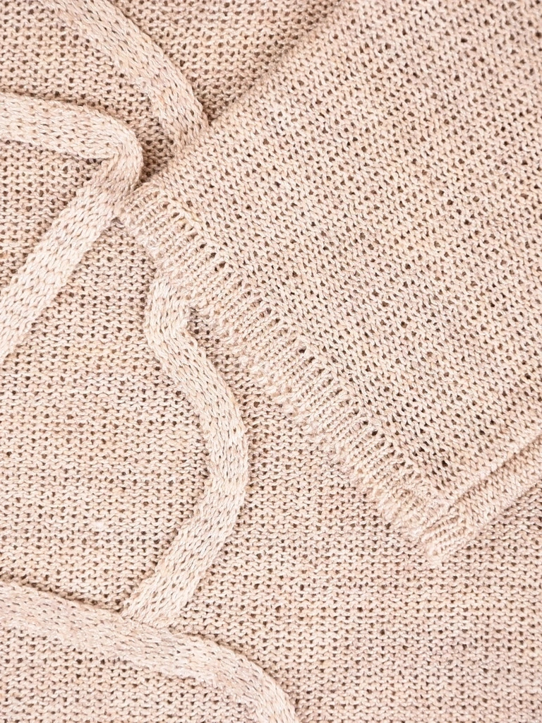 Beżowy sweter damski w kwiaty o prostym kroju – komfortowy fason z rozcięciami po bokach 40826