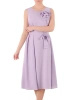 Elegancka fioletowa sukienka trapezowa midi – swobodny fason z ozdobnym kwiatem w pasie 39547