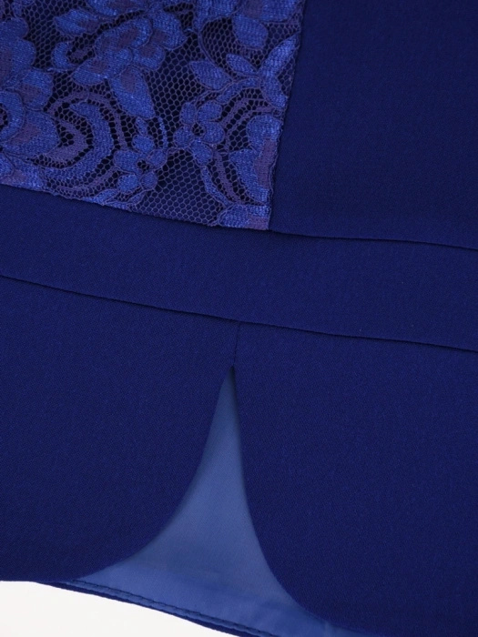 Elegancka garsonka damska ze spódnicą na wesele chabrowa – prosty fason z koronkową bluzką 30454