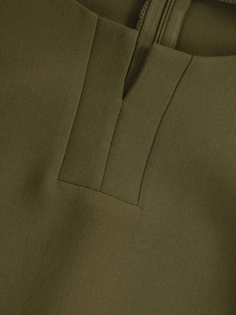 Elegancka oliwkowa sukienka prosta midi – wyszczuplające przeszycia i ozdobny dekolt 40825