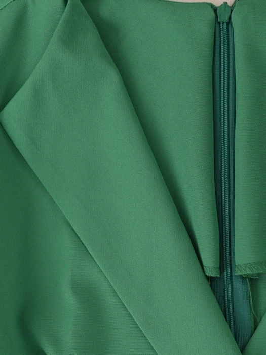 Elegancka zielona sukienka midi rozkloszowana w kwiaty – kobiecy krój maskujący biodra 36129