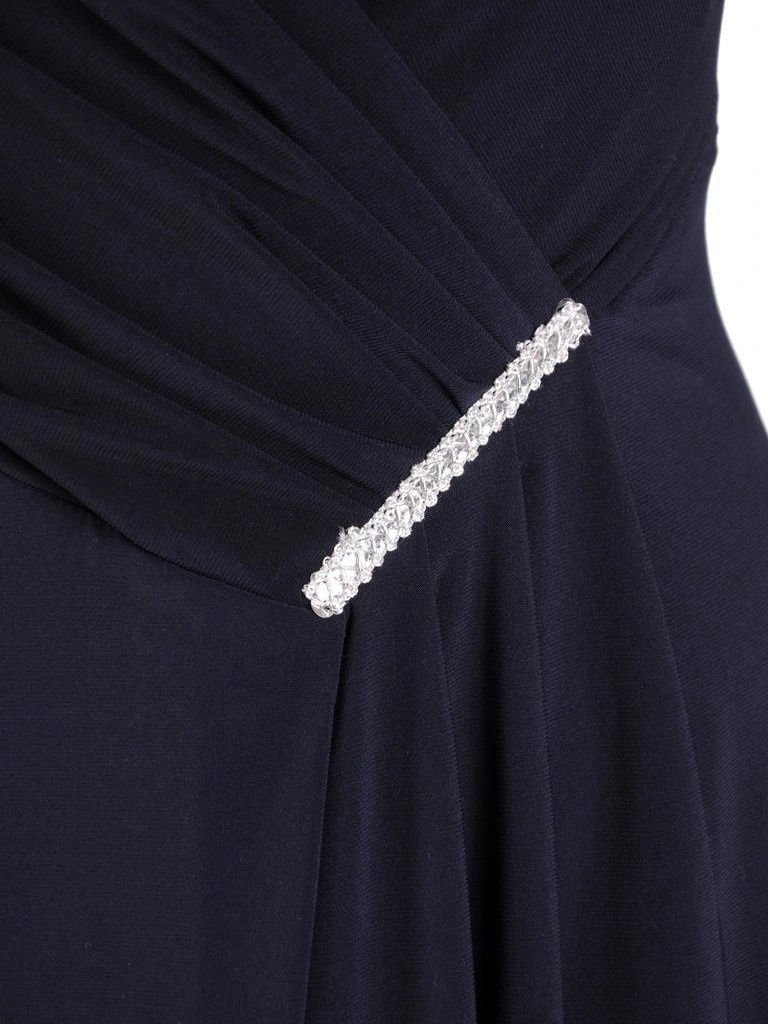 Granatowa długa sukienka rozkloszowana z rękawem 3/4 – elegancki fason z kopertowym dekoltem i rozcięciem 27303