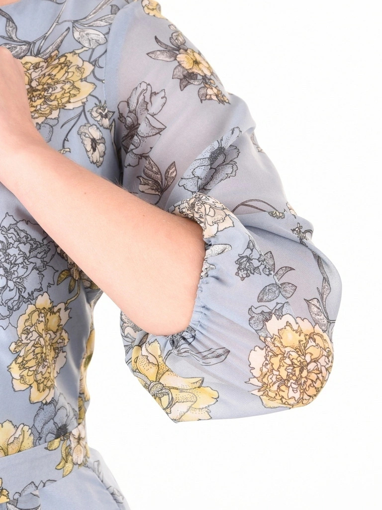 Długa niebieska sukienka letnia w żółte kwiaty – rozkloszowana kreacja z paskiem akcentującym talię 41200