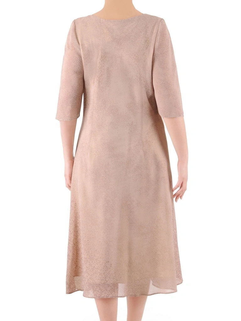 Prosta sukienka maxi w kolorze cappuccino – lekki fason z ozdobnym kwiatem na lato 39582
