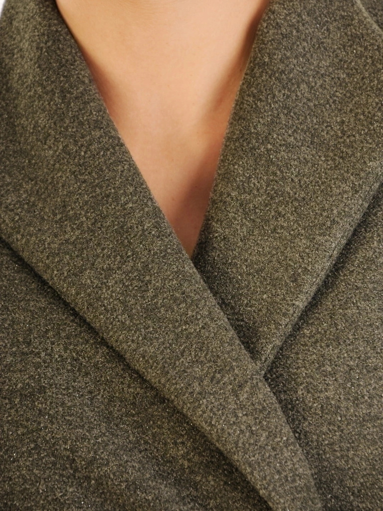 Elegancki ciemnozielony płaszcz damski o prostym fasonie – pasek akcentujący talię i stylowy kołnierz 34128