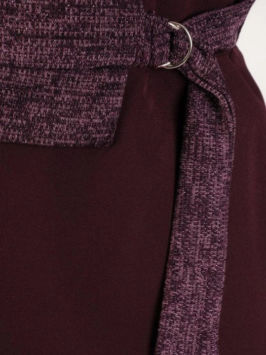 Elegancka sukienka wizytowa w kolorze śliwkowym o prostym kroju – model z rękawem 3/4 i klamrami 27482