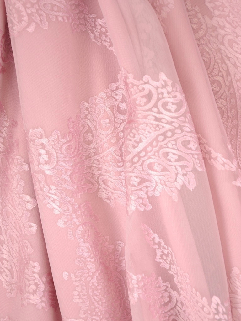 Różowa sukienka maxi rozkloszowana z ozdobnym kwiatem – eleganckie rękawy z perełkami akcentujące szyk 38055
