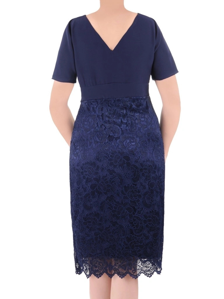 Elegancka granatowa sukienka na wesele – prosty fason midi z efektowną koronką w kwiaty 35048