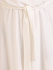 Długa biała sukienka z szyfonu, kreacja z ozdobnym rozcięciem 31149