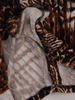 Modna sukienka z wzorzystej dzianiny 18069, wizytowa kreacja z paskiem.