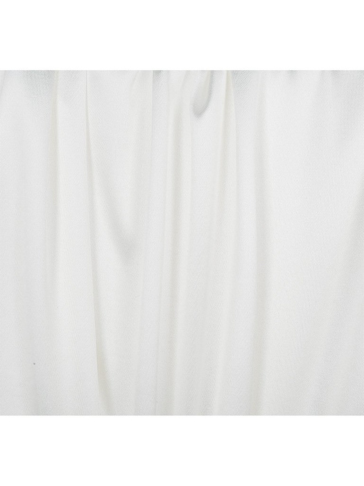 Letnia sukienka lniana Martyna IV, biała kreacja z kontrastowym wzorem.