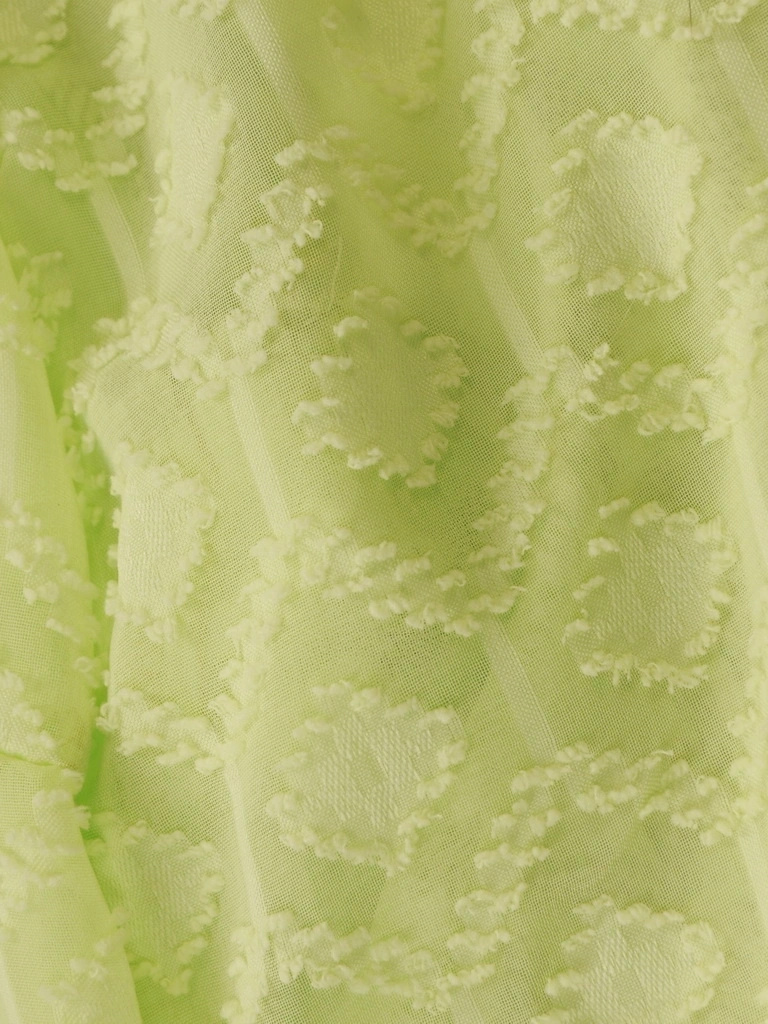 Elegancki kostium damski na wesele w kolorze limonki – kobiecy fason z żakietem i broszką 35742