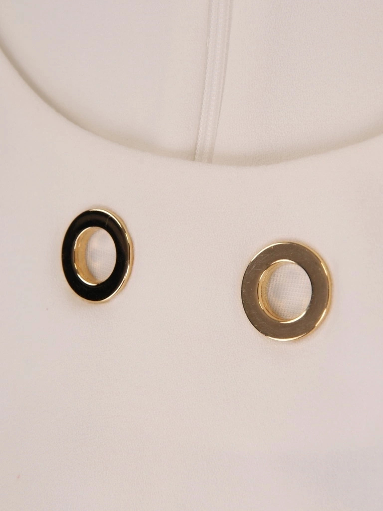 Prosta sukienka damska ecru z krótkim rękawem – elegancki model z ozdobnym dekoltem na lato 35651