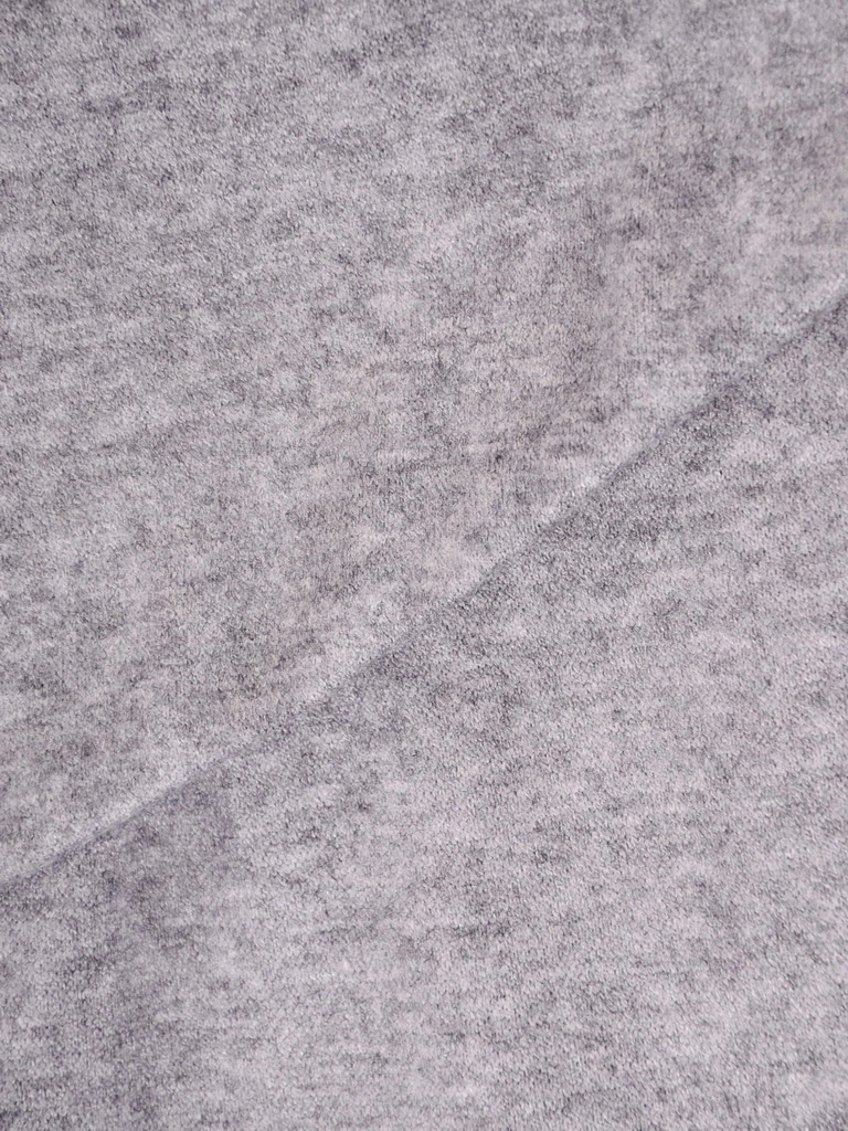 Elegancka szara sukienka midi z narzutką – prosty fason z ozdobną klamrą 36945