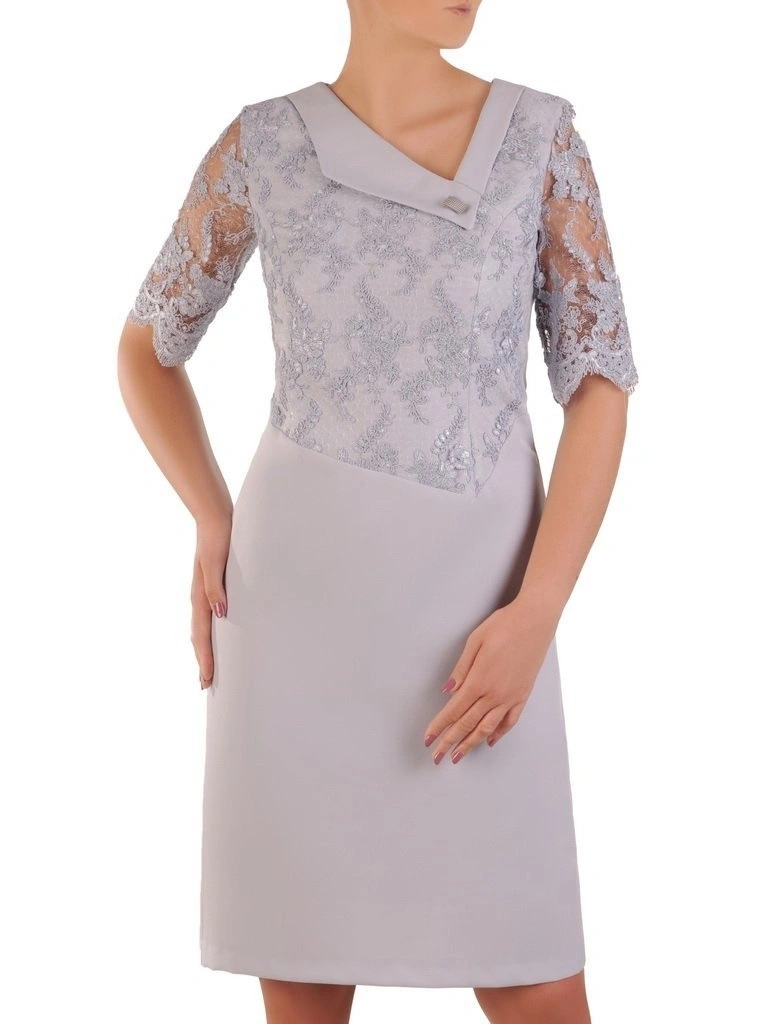 Elegancka szara sukienka midi z dekoracyjną broszką – prosty fason z koronkowym rękawem 3/4 25883