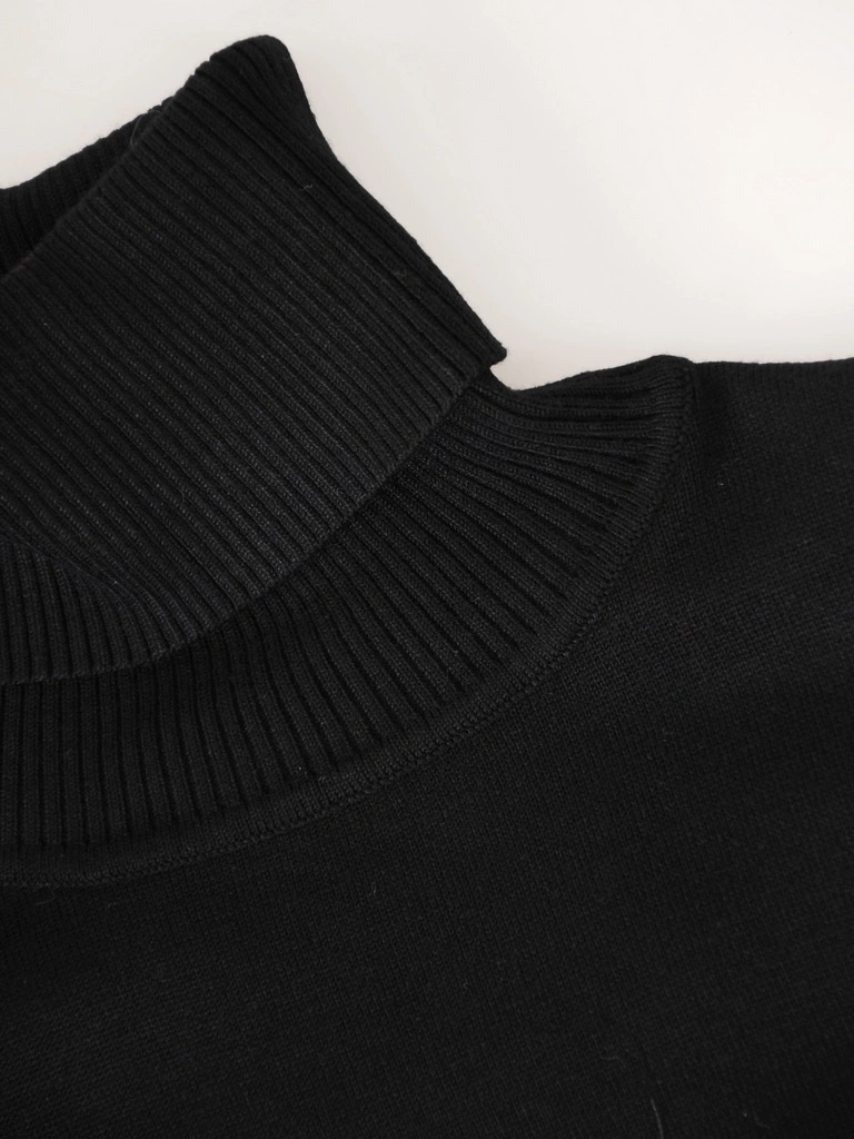 Elegancka czarna bluzka z golfem bez rękawów – prosty fason subtelnie wysmuklający sylwetkę 39324