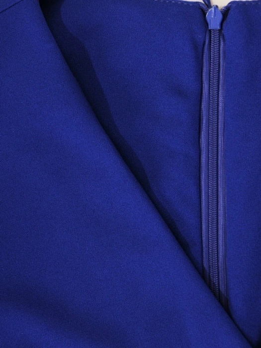 Elegancka sukienka rozkloszowana chabrowa z kieszeniami – fason z dekoltem w serek wysmuklający sylwetkę 30386