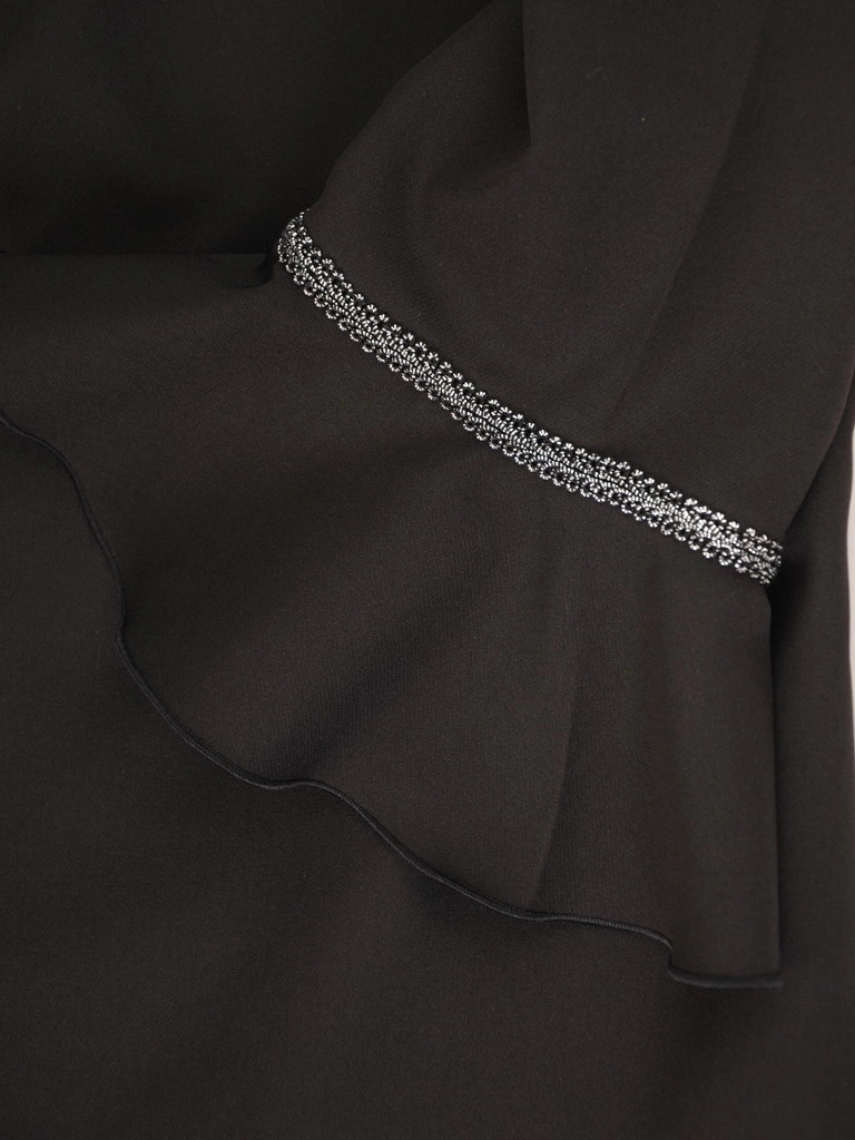 Elegancka czarna sukienka midi o prostym fasonie – efektowne falbany z połyskującą tasiemką na sylwestra 31830