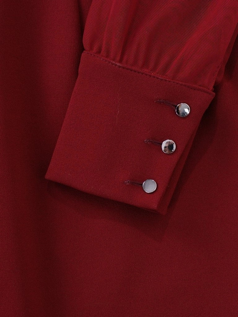 Bordowa sukienka o prostym kroju z dekoltem V – wyszczuplające pionowe zaszewki i eleganckie rękawy 14433