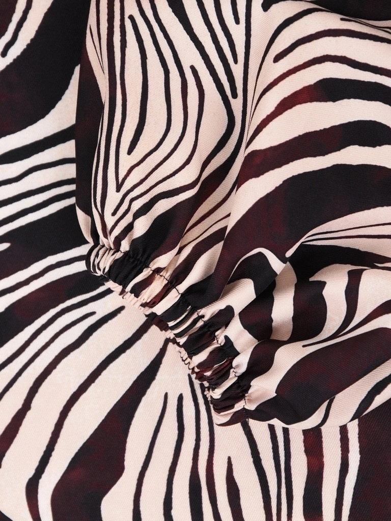 Wizytowa beżowa bluzka z długim rękawem w elegancki print – prosty krój z kobiecym dekoltem w łódkę 42100