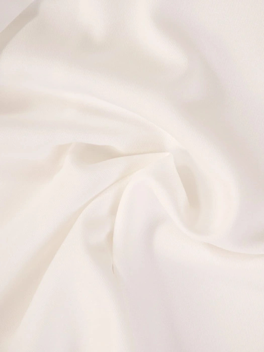 Elegancka biała bluzka wizytowa o prostym kroju – subtelnie wysmuklający dekolt w serek 33134