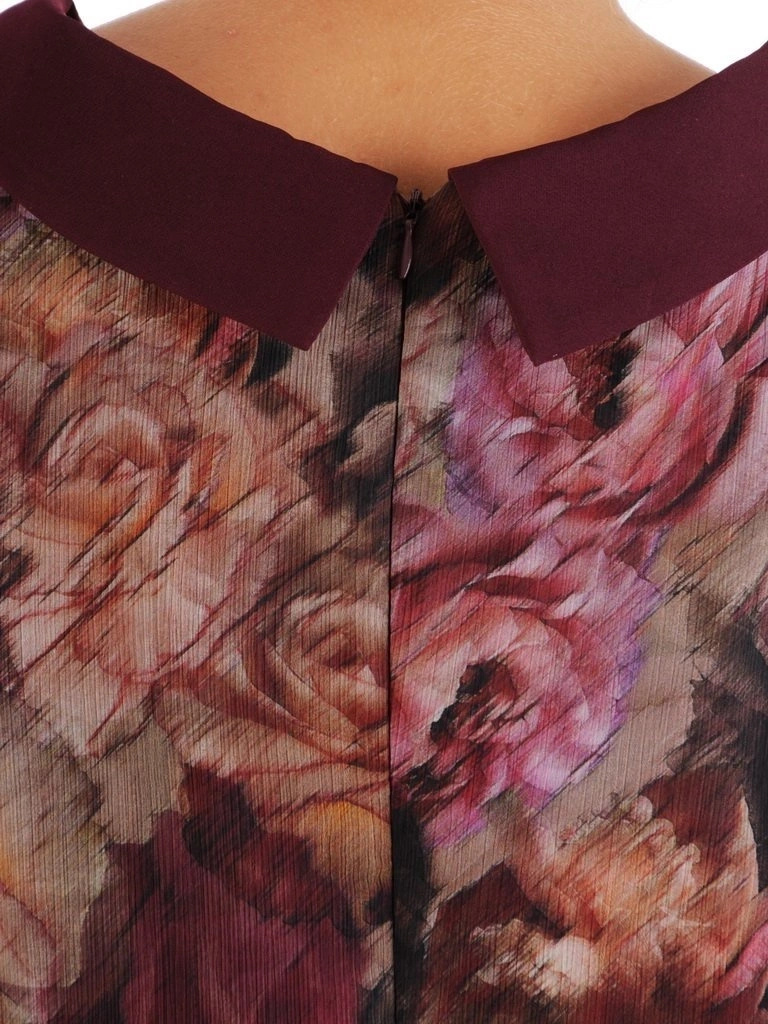 Śliwkowa sukienka wizytowa midi w kwiaty – wysmuklający fason z ozdobnym kołnierzykiem 27339