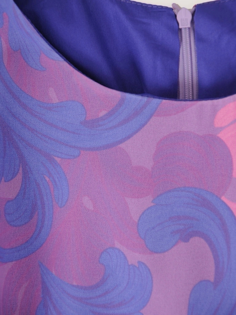 Śliwkowa sukienka rozkloszowana maxi we wzór – elegancki fason wysmuklający talię 39851