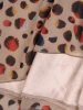 Elegancka beżowa sukienka rozkloszowana w grochy – kobiecy fason midi wysmuklający talię 25619