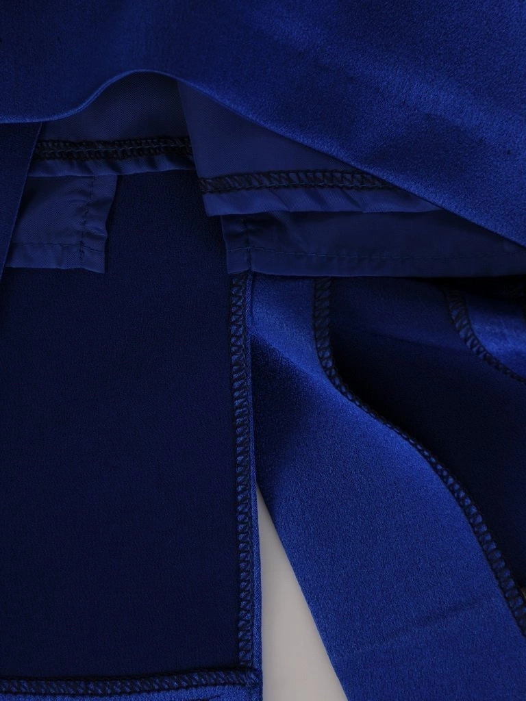 Elegancka chabrowa sukienka midi na wesele – prosty fason z wyszczuplającymi przeszyciami 23481