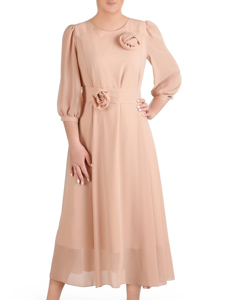 Beżowa sukienka maxi z dekoltem łódka – rozkloszowany fason z paskiem akcentującym talię 41267