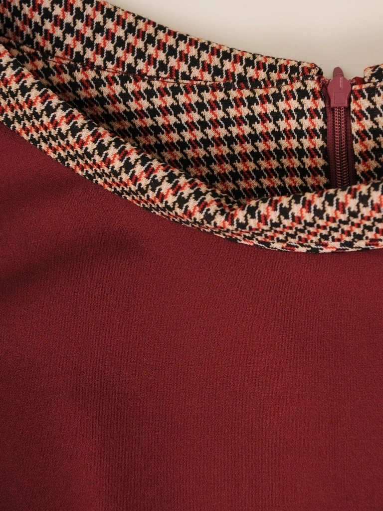 Rozkloszowana sukienka jesienna midi w kolorze wiśniowym – kobiecy krój z ozdobnymi mankietami 34859