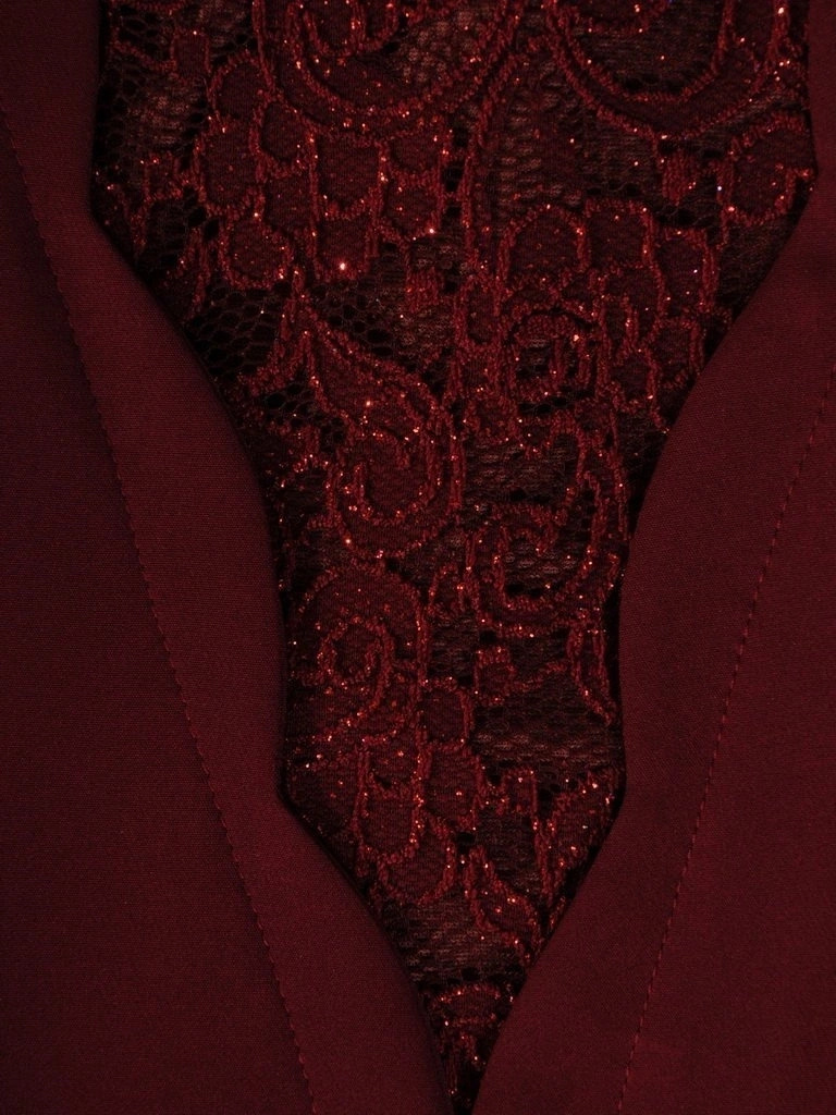 Elegancka bordowa sukienka rozkloszowana na wesele i andrzejki – efektowna koronka i fason modelujący sylwetkę 24396