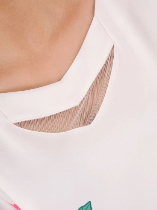 Elegancka sukienka trapezowa w kwiaty z dekoltem serek – swobodny fason maskujący biodra 36108