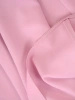 Elegancka liliowa sukienka trapezowa midi z wycięciem – swobodny fason z ozdobną broszką na lato 37899