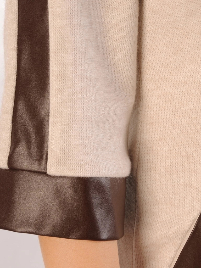 Beżowa prosta sukienka midi z odpinanym golfem – elegancki model z kieszeniami i suwakiem 34295