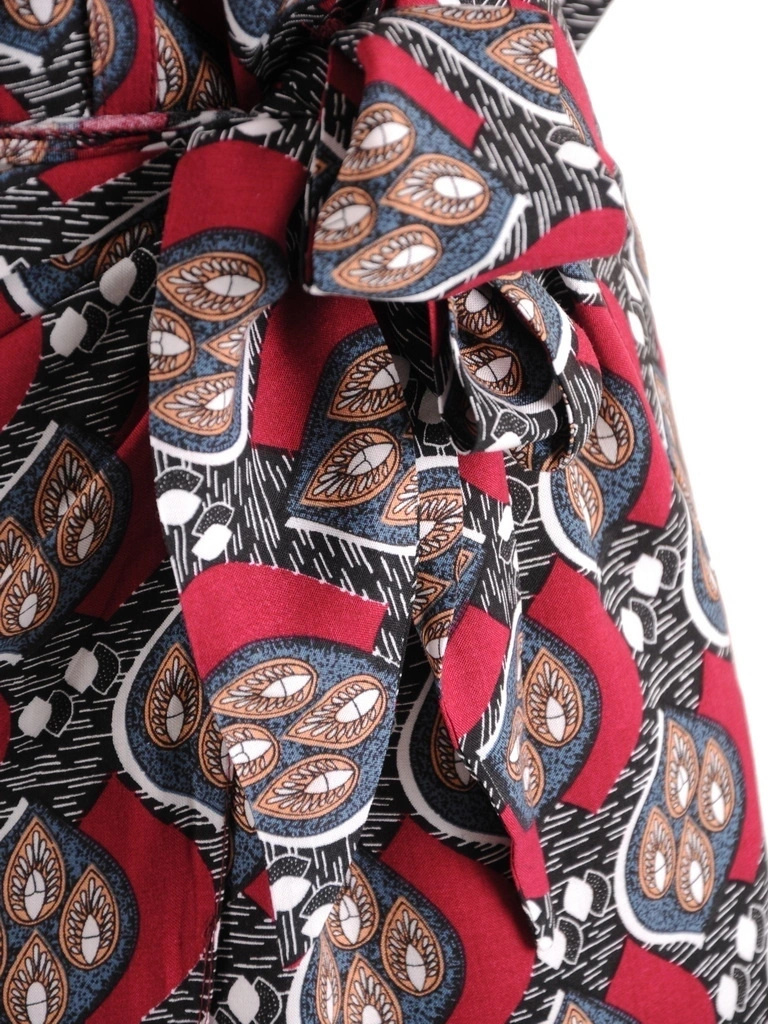 Elegancka bordowa sukienka do pracy o prostym kroju – fason midi z paskiem wysmuklającym sylwetkę 38661