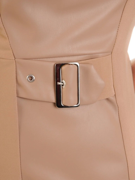 Wizytowa beżowa sukienka midi o prostym fasonie – eleganckie wstawki z ekoskóry i rozcięcie 34163