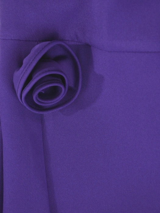 Elegancka sukienka wizytowa w kolorze fioletowym – prosty fason z efektowną kwiatową aplikacją 41612