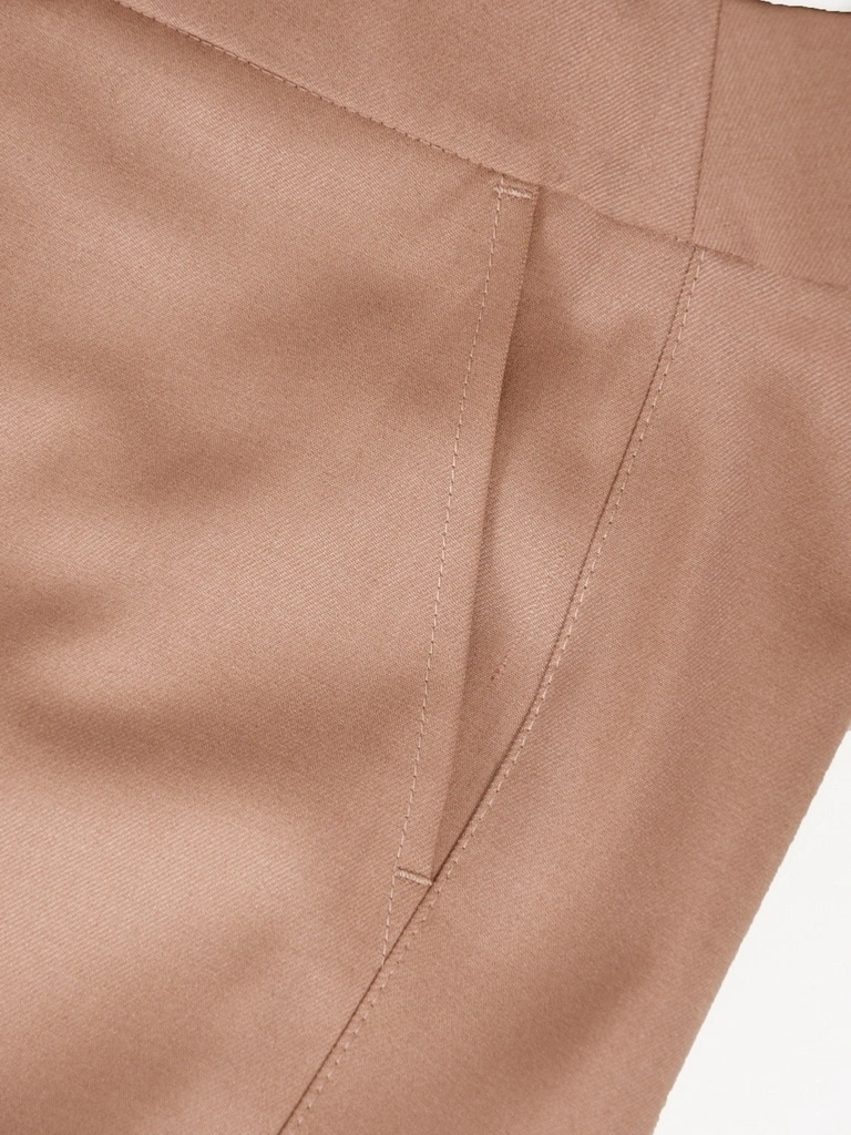 Eleganckie spodnie damskie camel o prostym kroju – wygodny fason z kieszeniami wysmuklający nogi 41446