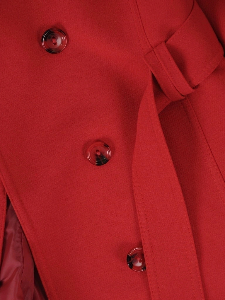 Elegancki trencz damski dwurzędowy w kolorze czerwonym – kobiecy fason z paskiem wysmuklający sylwetkę 39427