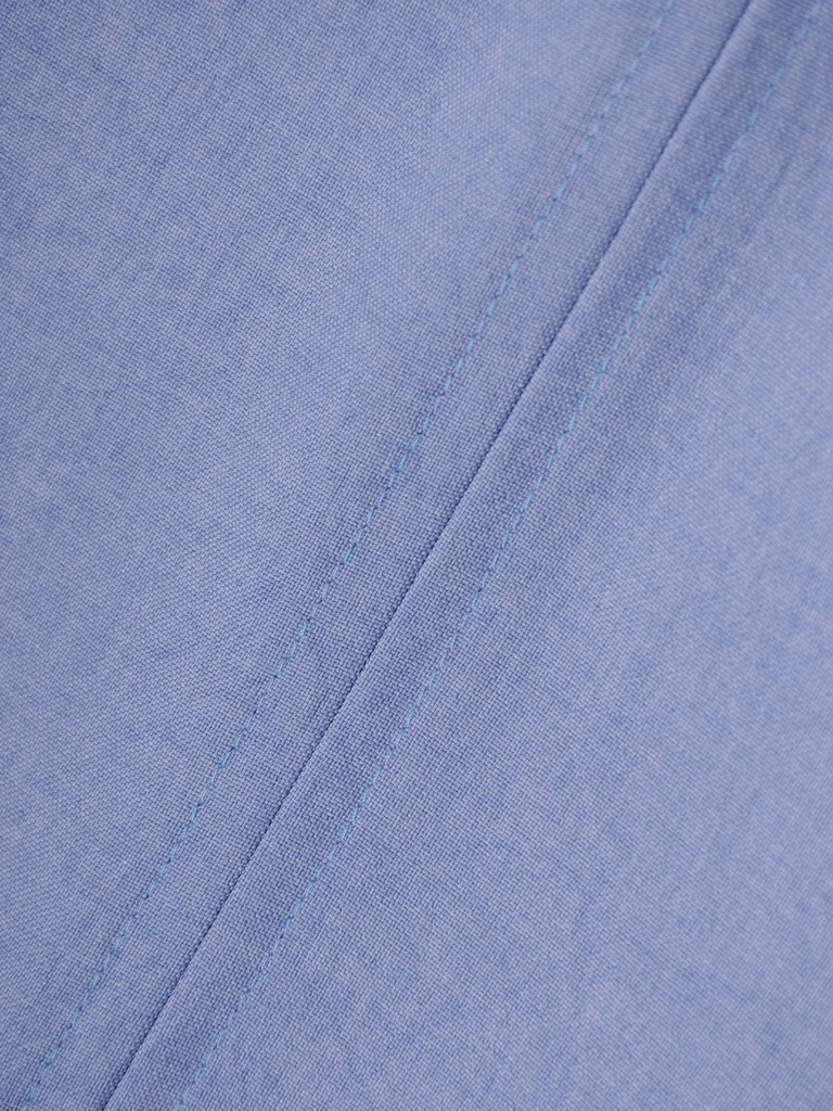 Klasyczna błękitna sukienka o prostym kroju – wyszczuplające sylwetkę zaszewki i elegancki dekolt 35745