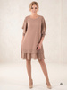 Elegancka sukienka damska o fasonie trapezu cappuccino – subtelny, tuszujący krój z rękawem 3/4 29034